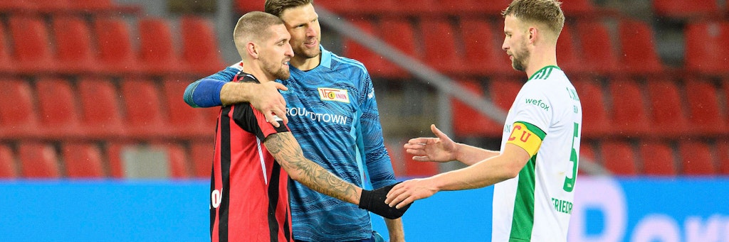 Gut, dass Unions Keeper Andreas Luthe (M.) auf diesem Bild nicht noch einen weiteren Kollegen drauf hat. Nicht, dass sich da noch einer verkrümelt wie zuvor Robert Andrich und jetzt eben Marvin Friedrich (r.).