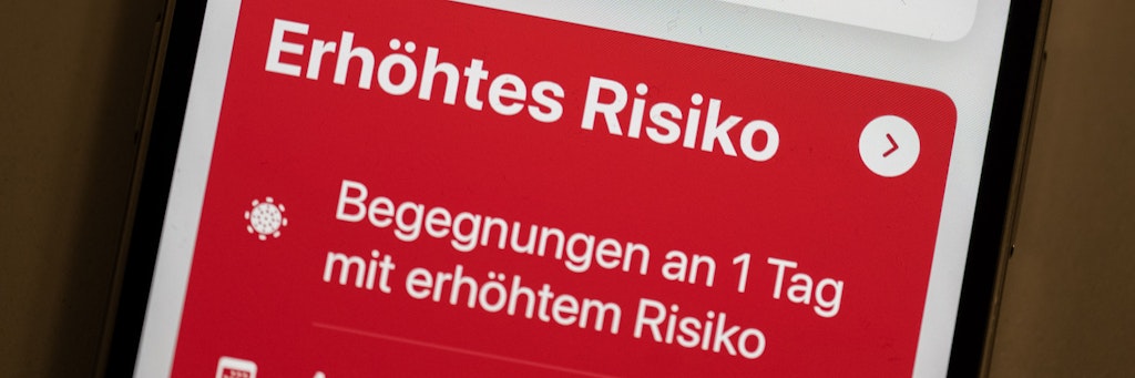 Wer in seiner Corona-App eine rote Warnmeldung entdeckt, sollte sich unbedingt testen lassen.