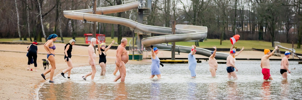 Vielleicht ist Baden bei diesen Temperaturen noch nicht jedermanns Sache, aber Winterwetter sieht irgendwie anders aus. Winterschwimmer des Vereins „Berliner Seehunde“ gehen beim Neujahrsschwimmen in den Orankesee.