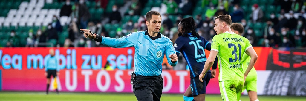 Schiedsrichter Robert Hartmann zeigt auf Freistoß für Wolfsburg, statt auf ein Tor für Hertha.
