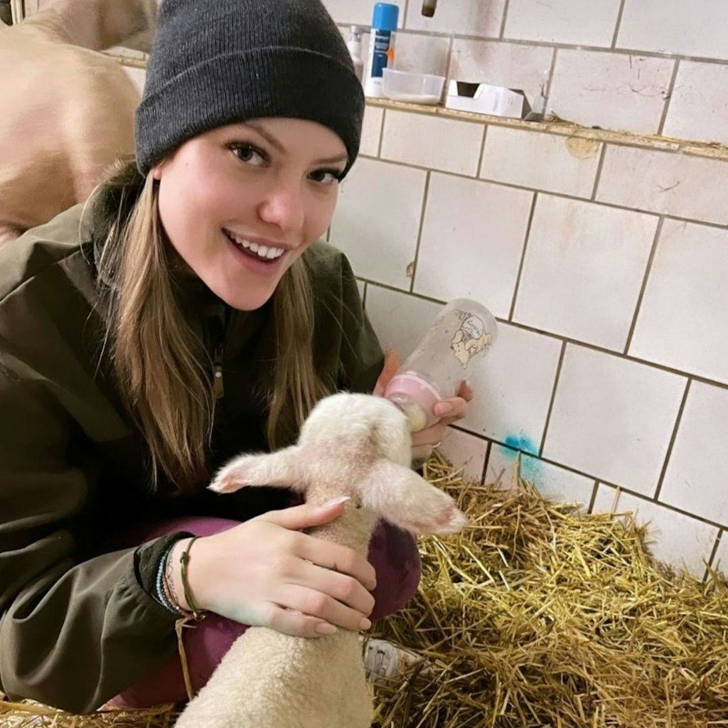 „Let’s Dance“-Teilnehmerin Cheyenne Ochsenknecht zieht das Lamm jetzt mit der Flasche auf.