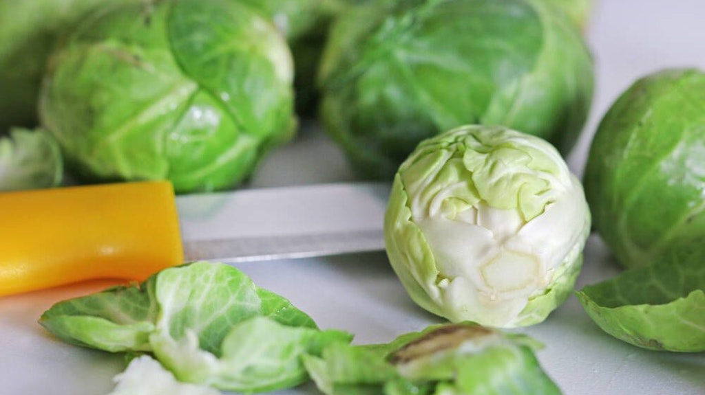 Rosenkohl putzen will gelernt sein.