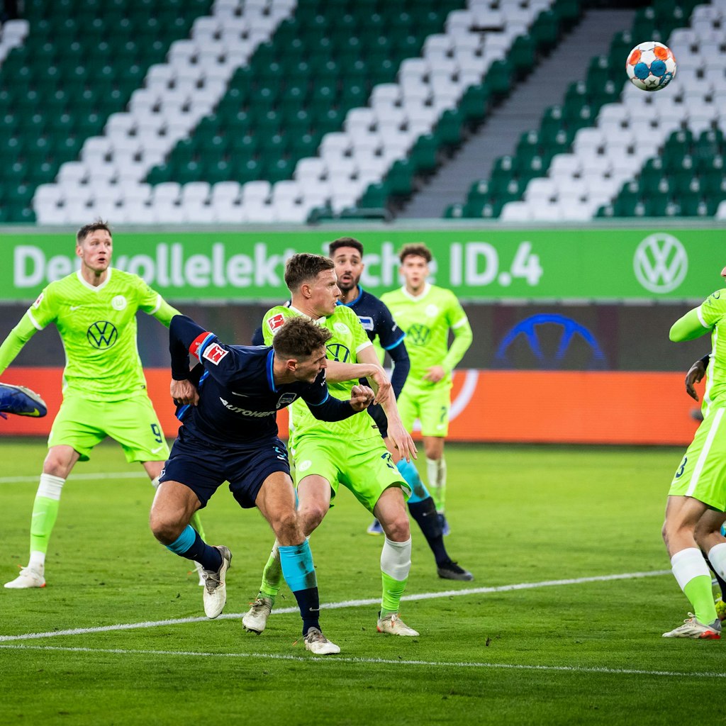 Niklas Stark köpft in der 43. Minute den Ball ins Tor. Schiri Hartmann gibt es nicht.