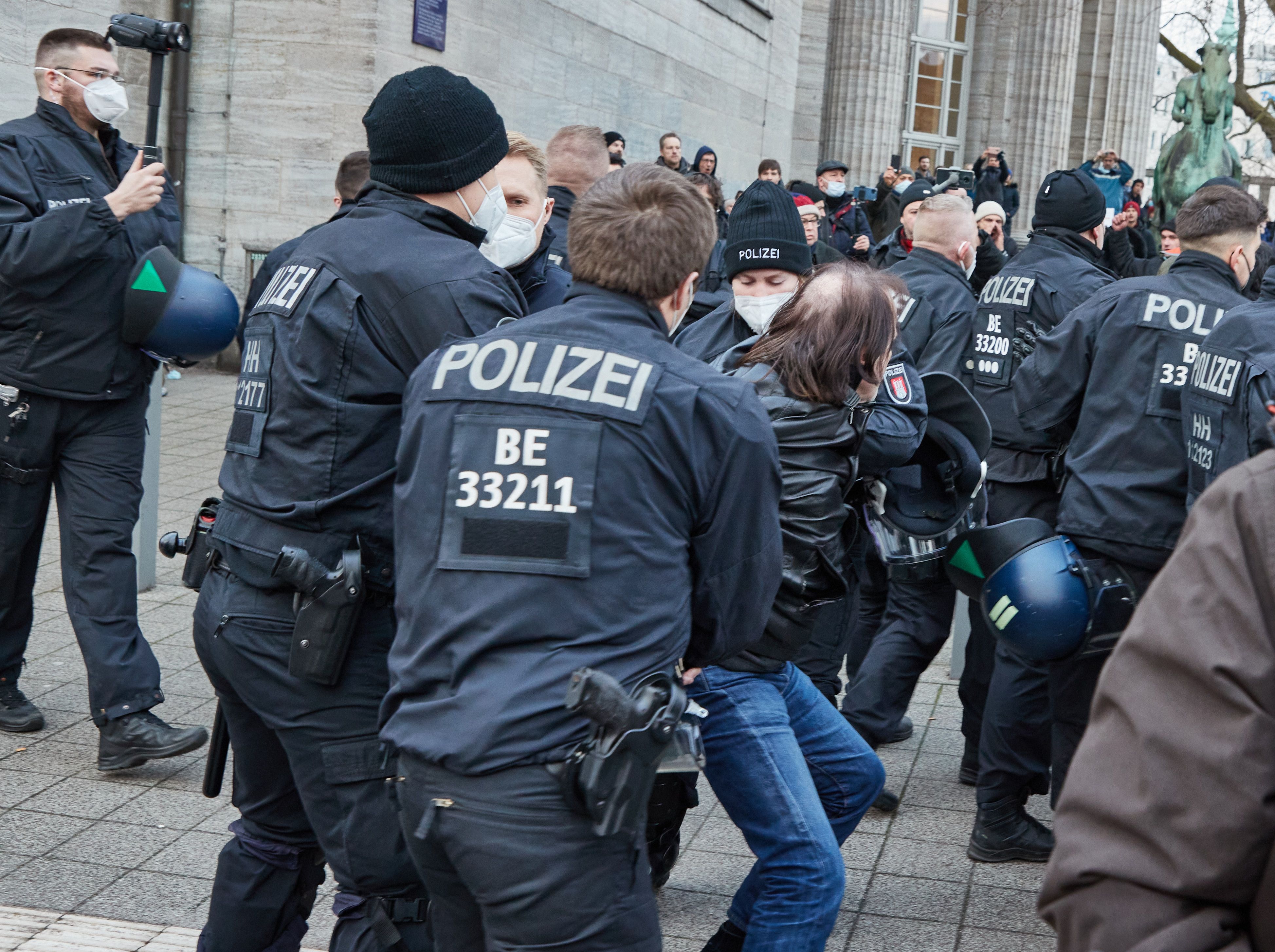 Bundesweite Proteste Gegen Corona-Maßnahmen: Verfassungsschutz-Chef ...