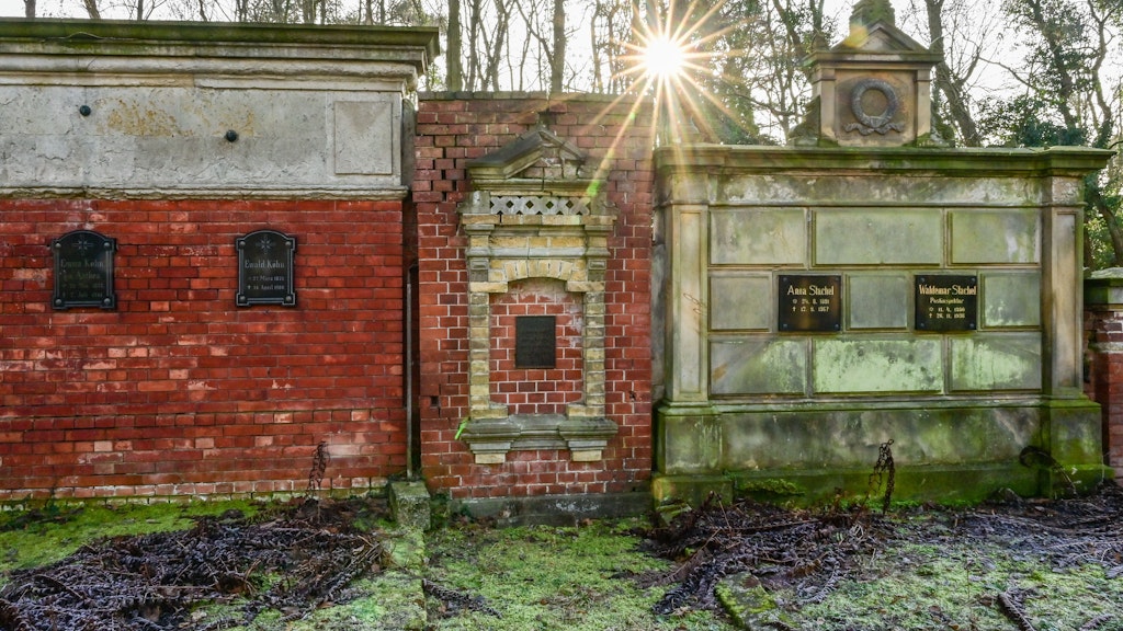Die Schönheit des Zerfalls: Viele Gräber auf dem Angermünder Friedhof sehen aber noch im Sonnenlicht so schön-idyllisch aus, müssen dringend saniert werden.