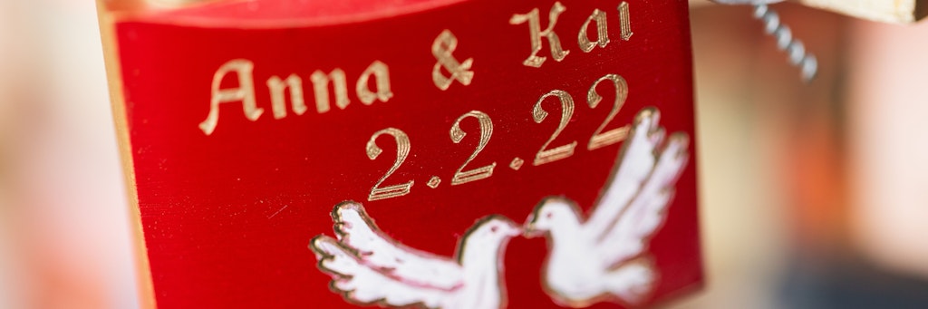 Ein sogenanntes Liebesschloss mit der Aufschrift „Anna & Kai 2.2.22“. Im Februar gibt es gleich mehrere Tage, die sich für ein besonderes Hochzeitsdatum eignen, darunter die Schnapszahl-Daten, also der 2.2.22 und 22.2.22.