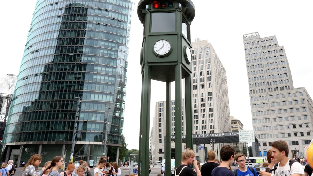 Der Nachbau der historischen Ampel aus dem Jahr 1924, die als erste Verkehrsampel in Deutschland gilt, steht am Potsdamer Platz in Berlin. 