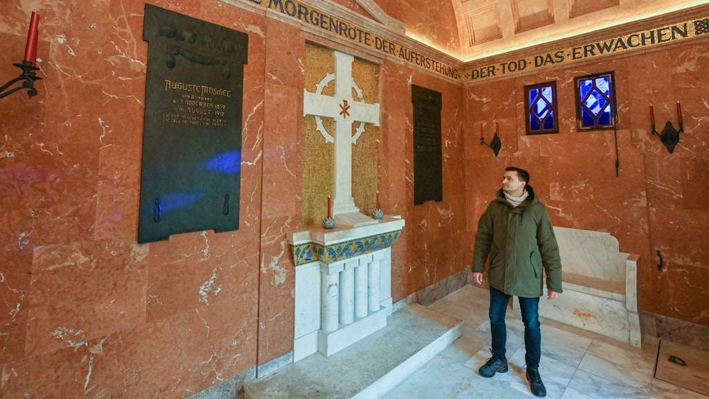 Michael Deinert, Friedhofsverwalter, steht im Mausoleum des Emaillierwerk-Besitzers Wilhelm Moschel. Dieses Mausoleum ist die prunkvollste Begräbnisstätte auf dem Angermünder Friedhof.