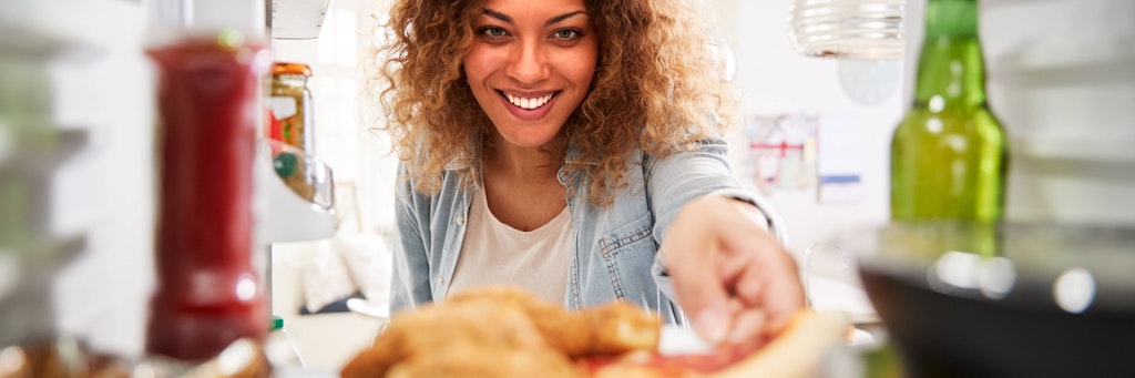 Immer wieder Heißhunger? Eine einfache Achtsamkeitstechnik in vier Schritten kann helfen, übermäßiges Essen einzudämmen. Ohne, dass Sie auf Ihre Lieblingsspeisen verzichten müssen.