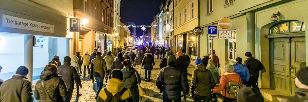 Immer wieder treffen sich Demonstranten zu nicht angemeldeten sogenannten „Spaziergängen“ in der Cottbuser Innenstadt, um gegen die Corona-Maßnahmen zu protestieren.