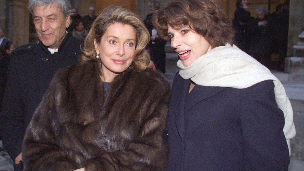 Nino Cerruti zusammen mit den Schauspielerinnen Catherine Deneuve (M.) und Fanny Ardant im Jahr 1999