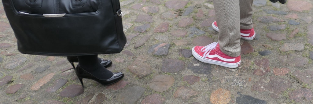 Die roten Sneaker von Finanzsenator Daniel Wesener (Grüne) waren deutlich kopfsteinpflastertauglicher als die Pumps von Innensenatorin Iris Spranger (SPD).
