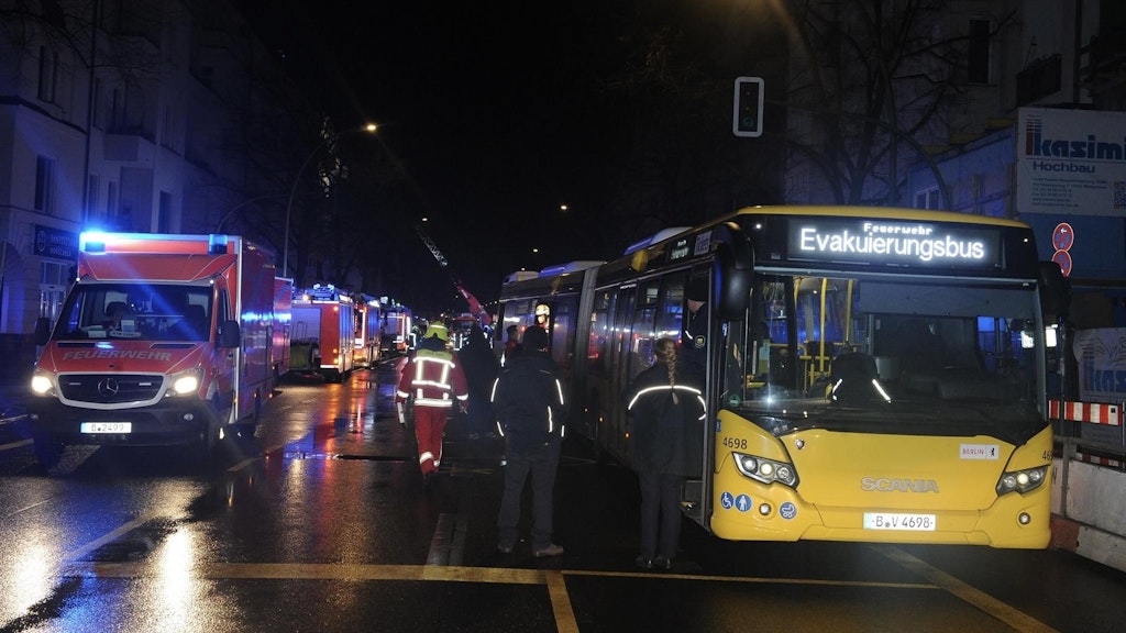 Ein Bus der BVG diente beim Brand in Neukölln als Evakuierungsbus.