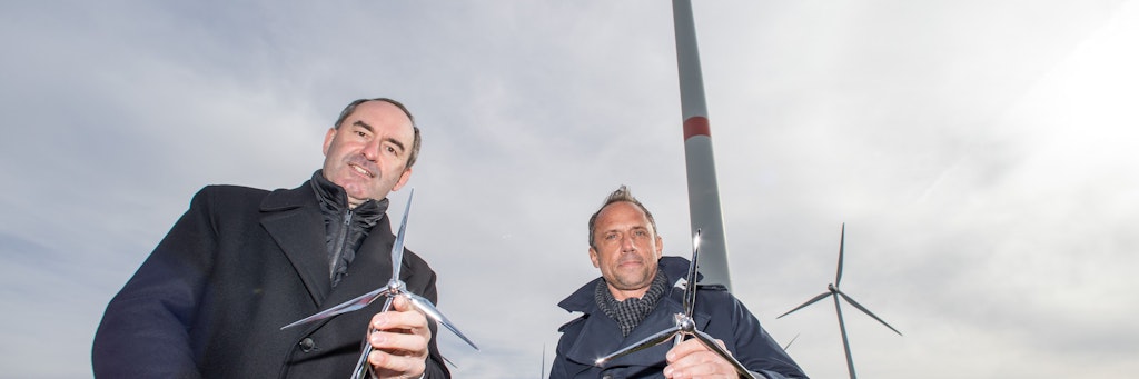 Wirtschaftsminister Hubert Aiwanger und Umweltminister Thorsten Glauber (r., beide Freie Wähler) sehen im Gegensatz zur CSU Möglichkeiten für Windräder in Bayern .