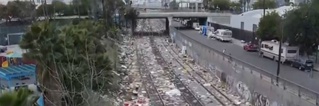 Wertlose Dinge oder leere Kartons werden aus den Wagons geworfen und liegen dann zwischen den Gleisen.