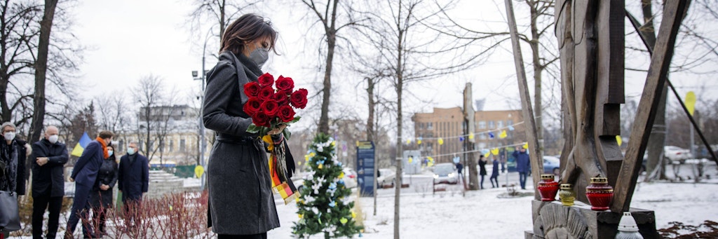 Annalena Baerbock legte Blumen am Denkmal für die Toten („Himmlische Hundertschaft“) des Maidan-Aufstands 2014 in Kiew nieder.