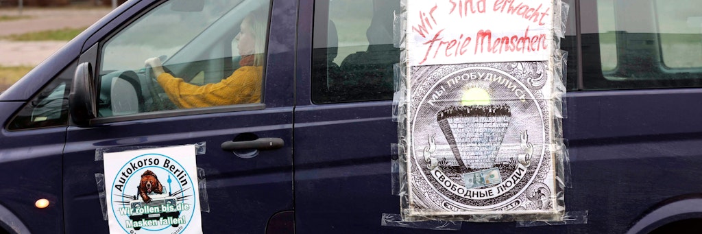 Ein Auto bei einem Autokorso von Impfgegnern und Corona-Leugnern in Berlin