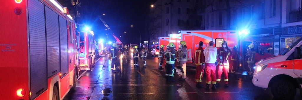 Mehr als 80 Einsatzkräfte waren bei einem Wohnungsbrand in Neukölln im Einsatz.