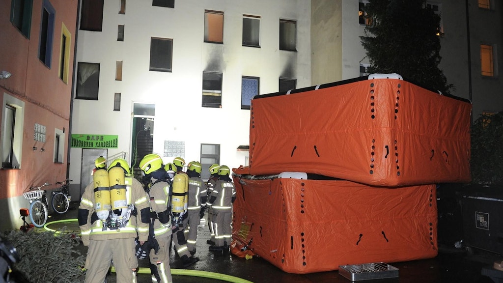 Für den absoluten Notfall wurden beim Wohnungsbrand in Neukölln sogar Sprungkissen aufgestellt.