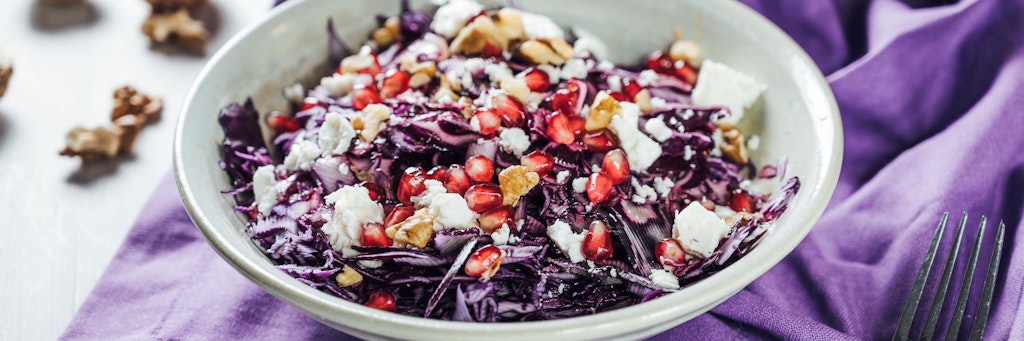 Den leckeren Rotkohl-Salat kann man auch prima mit Granatapfelkernen und Walnüssen toppen.