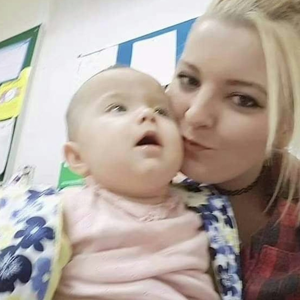 Hannah mit ihrer kleinen Tochter Jessica. Das Mädchen wurde nur 3 Jahre alt.