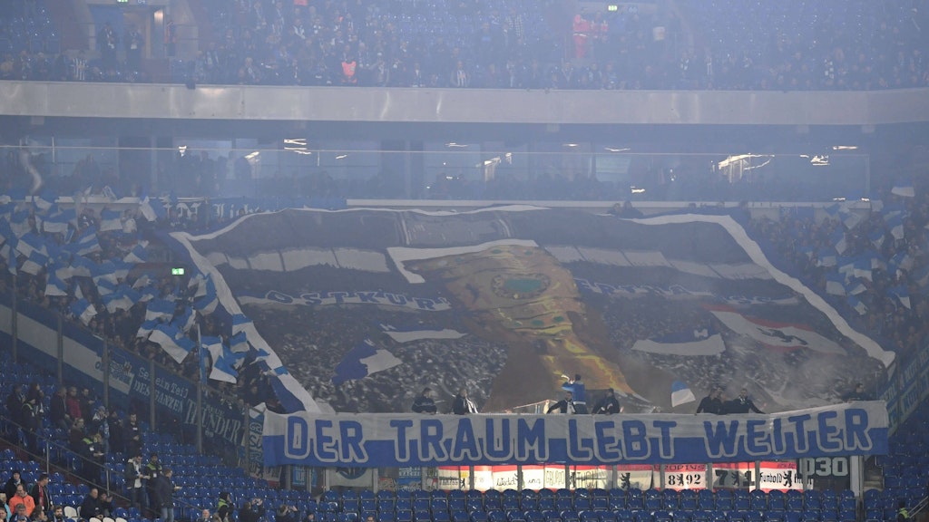 Die Sehnsucht der Hertha-Fans zeigt sich auch immer wieder in Choreografien, wie hier im Pokal-Achtelfinale der Saison 2019/2020 auf Schalke.