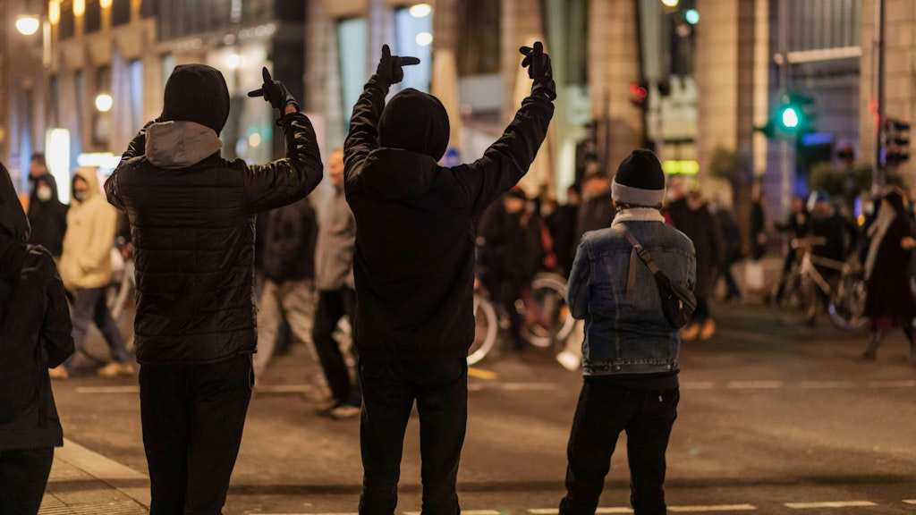 Gegendemonstranten zeigen, was sie von den Gegnern der Corona-Politik halten.