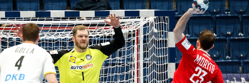 Da ist er wieder: Nach Olympia trat Torwart Jogi Bitter aus dem Nationalteam zurück, jetzt ist er bei der EM als Helfer in der Not wieder da und macht seine Sache gegen Polen richtig stark.