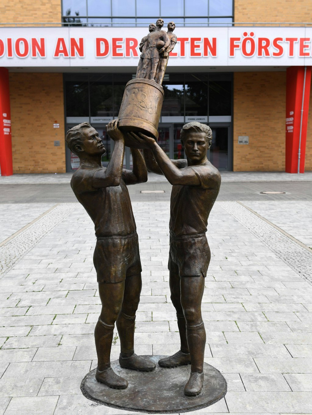 Vor der Haupttribüne im Stadion An der Alten Försterei steht das Denkmal für Unions Pokalsieger von 1968.