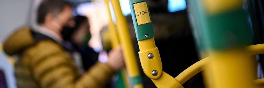 Fahrgäste in einem BVG-Bus. Wer beim Schwarzfahren erwischt wird, bezahlt ein erhöhtes Beförderungsentgelt.