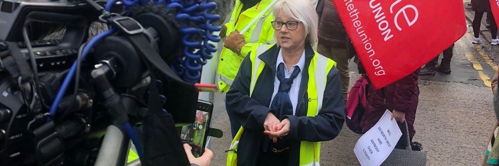 Busfahrerin Tracey Scholes (M) gibt auf einer Demo für ihren Job ein Interview.