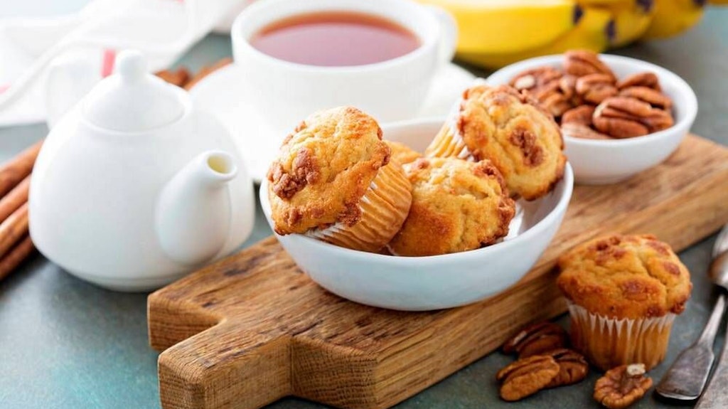 Apfel- oder Pfirsich-Muffins mit Streuseln sind eine kleine Leckerei für jede Kaffeetafel.