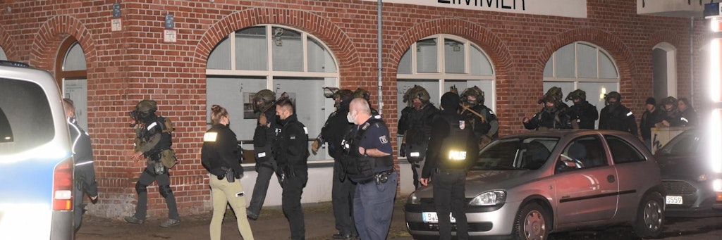SEK-Kräfte rückten nach der Sprengstoff-Explosion in Berlin-Friedrichshain an und überwältigten den Mann.