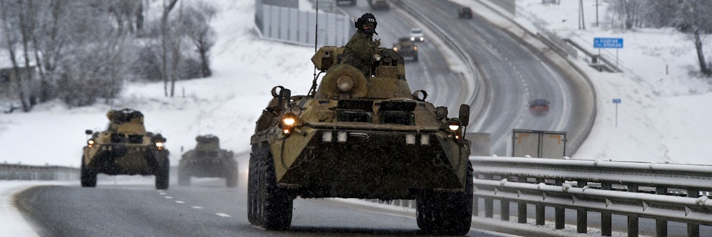 Ein Konvoi russischer Panzerwagen auf einer Autobahn der okkupierten Krim. 