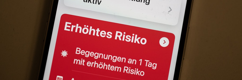 Eine Corona-Warn-App zeigt auf einem Handy ein erhöhtes Risiko an, mit einer an Corona infizierten Person Kontakt gehabt zu haben.