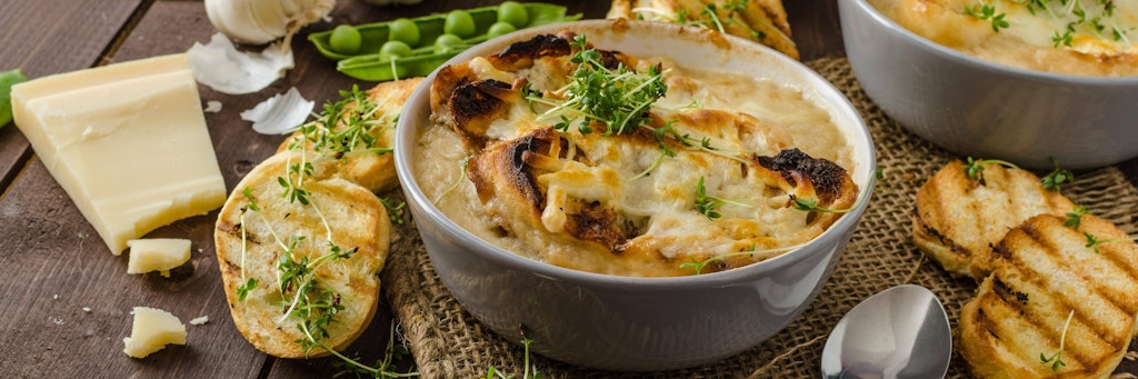 Mit Käse überbackene Knoblauchsuppe ist einfach zuzubereiten, aber ein echtes Gourmet-Essen!