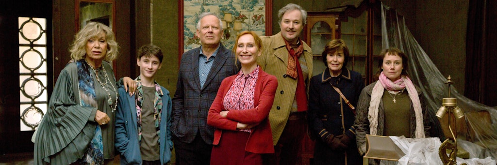 Die Mitglieder der von Andrea Sawatzki erdachten Familie Bundschuh: (von links nach rechts) Geralds Mutter Susanne (Judy Winter) Sohn Matz (Levis Kachel), Gerald (Axel Milberg), Gattin Gundula (Andrea Sawatzki), Gundulas Bruder Hadi (Stephan Grossmann), Gundulas Mutter Ilse (Thekla Carola Wied) und Hadis Röschen (Eva Löbau). 