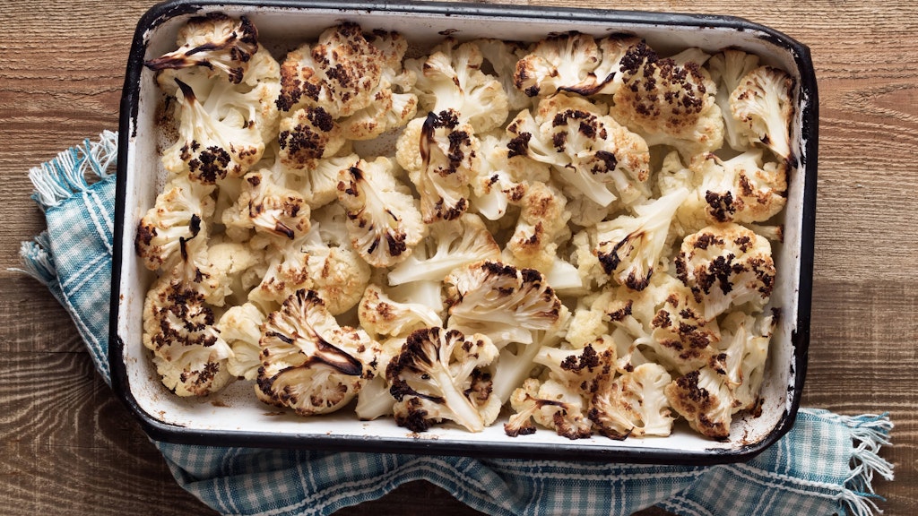 Die Blumenkohl-Röschen werden für den Salat im Ofen gebacken.