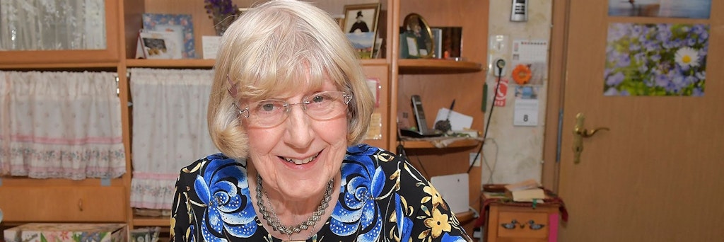 Sieglinde Tausend mit den Feldpostbriefen von Hans vor 76 Jahren