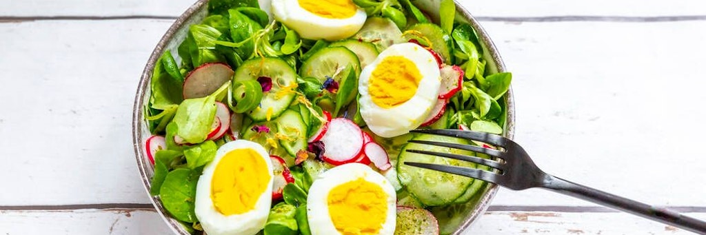 Abends muss es schnell gehen. Es sollte aber auch gesund und lecker sein. Können wir! Hier kommt ein geniales Rezept für einen rasanten Salat mit Ei.