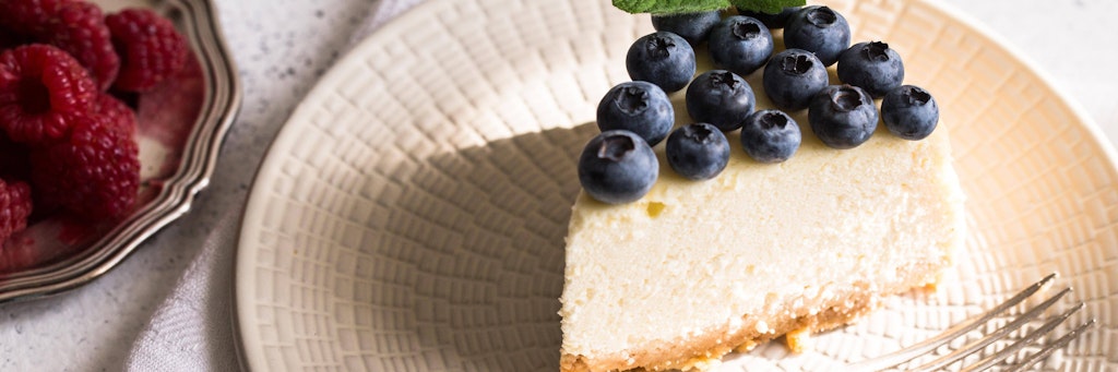 Mit einem Beeren-Topping macht auch der einfache Käsekuchen mit Keksboden was her. Und so schmeckt er zudem fruchtig.