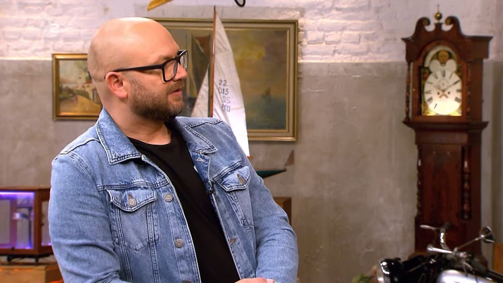 „Bares für Rares“-Experte Sven Deutschmanek schaut sich die Karten ganz genau an.