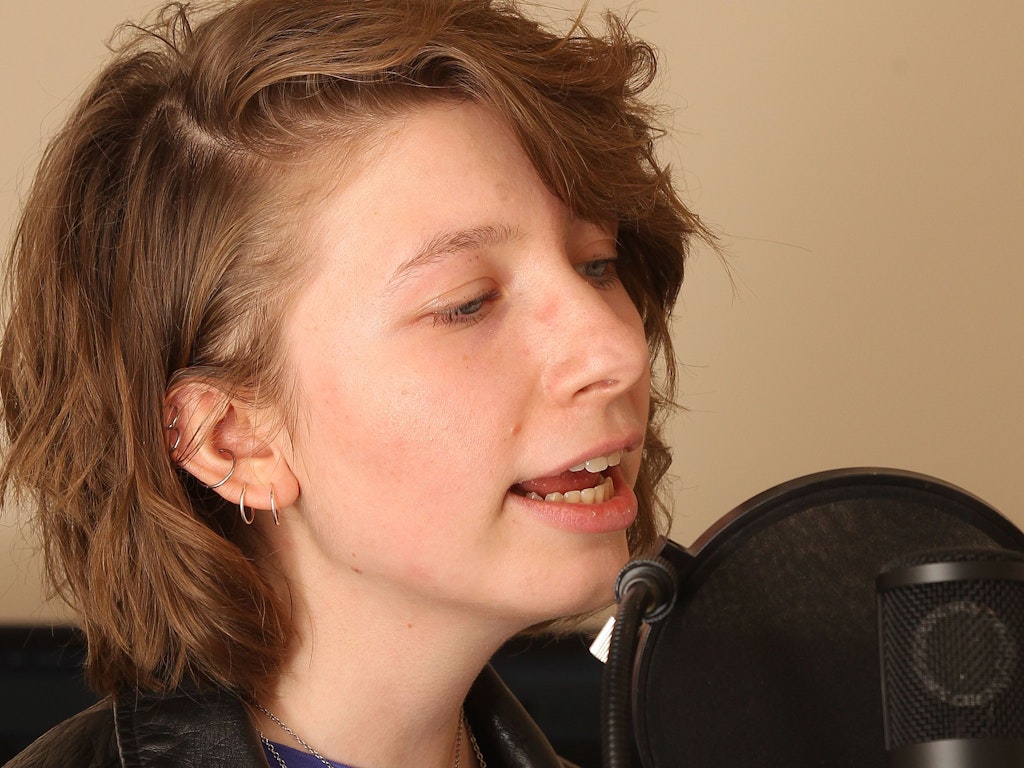 Josephine in ihrem Tonstudio, das sie sich im Einfamilienhaus ihrer Eltern eingerichtet hat.