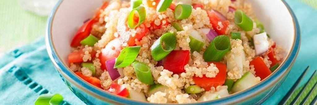 Dieser leckere Fitness-Salat mit Couscous und Feta macht total satt, ist dabei gesund und absolut lecker.