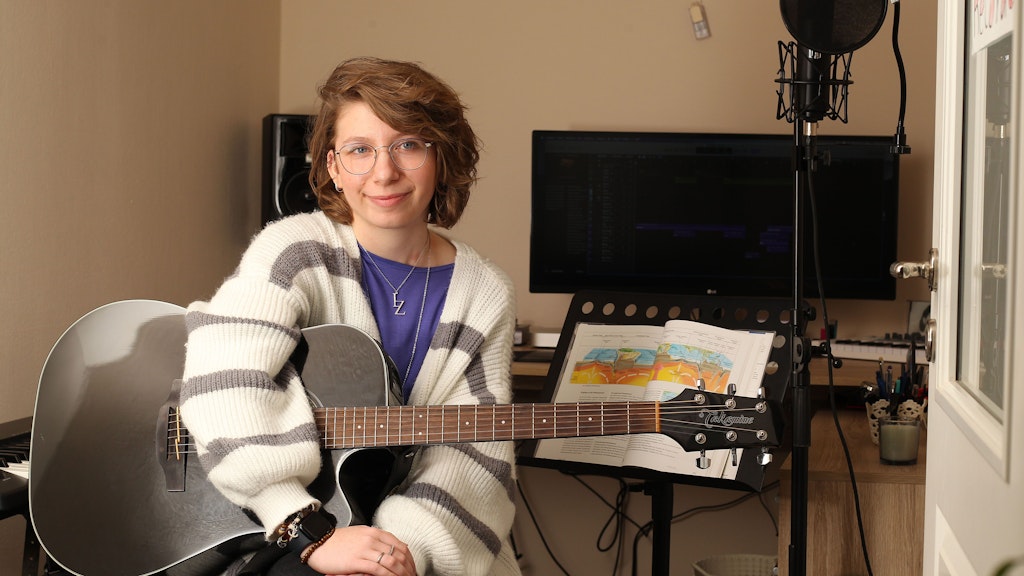 Josephine begleitet ihre Songs mit ihrer Gitarre. Schon als Kind spielte sie am Keyboard ihres Vaters.