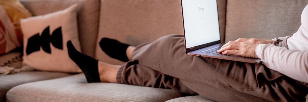 In Corona-Zeiten sind alle viel zu Hause, nicht nur im Home-Office. Dadurch wurde die Jogginghose zum angesagten Dresscode. 