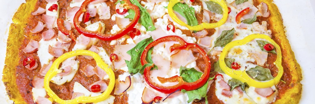 Die Low-Carb-Pizza schmeckt köstlich und hilft beim Abnehmen.