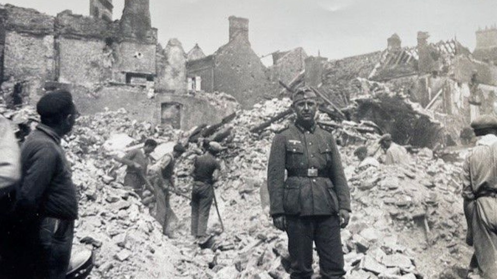 Der ehemalige deutsche Soldat Hans vor den Trümmern im Zweiten Weltkrieg