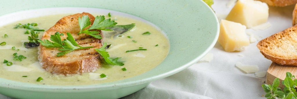 Lauchsuppe ist köstlich, leicht und superschnell gemacht.