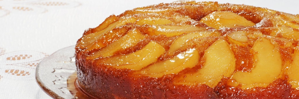 Der Upside-Down-Kuchen mit Pfirsichen ist ein echter Genuss, der Honig und die Butter verpassen ihm eine glänzende, zuckrige Schicht.